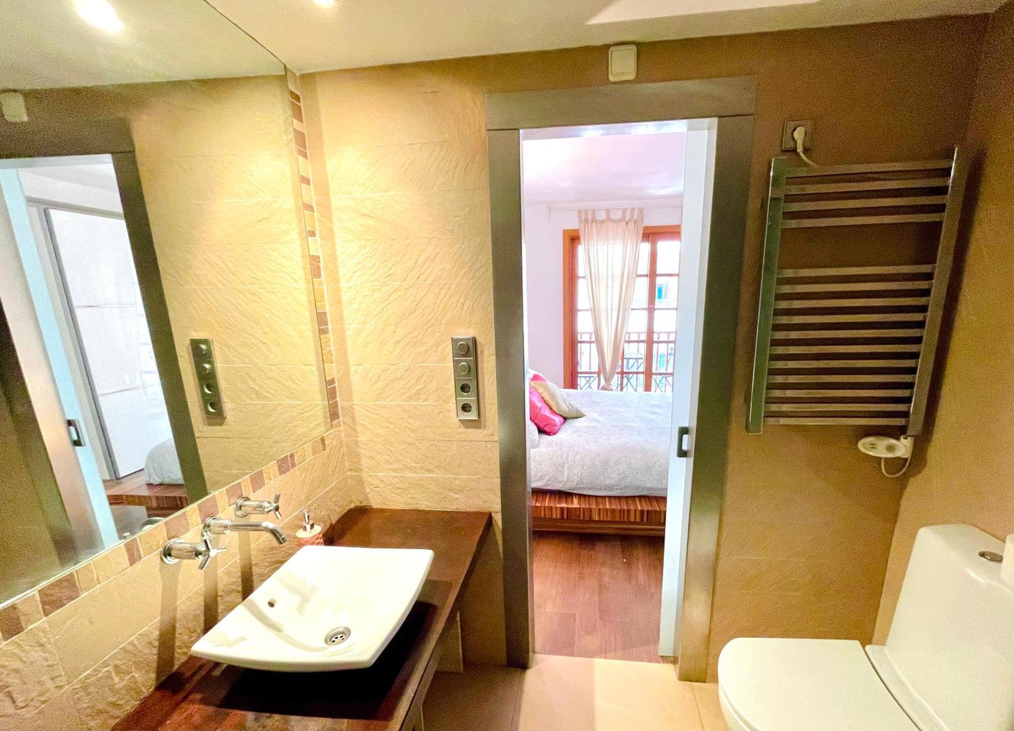Alloggio in famiglia Ensuite Double With Terrace In Shared In Center Of Santa Eularia With Sea View And Close To The Santa Eularia des Riu